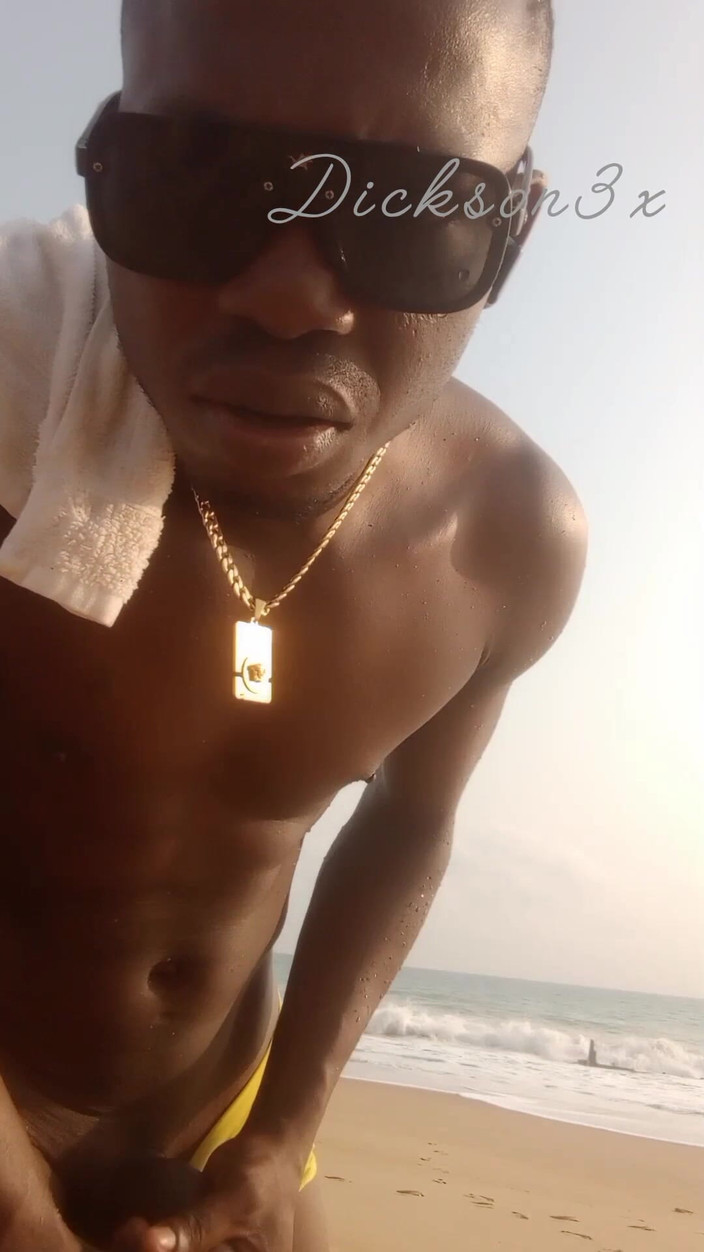 Dickass3x: En la playa de Cotonu masturbándose solo que se preocupa...