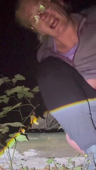 Masturbarsi con la flesh light nella foresta