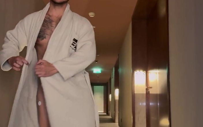 BoyGym: Expoziția mea de pulă uriașă în Hoteli Hope nimeni nu m-a...