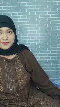 Awek muslim yang miskin bertudung dikongkek oleh pengeluar video lucah untuk wang tunai