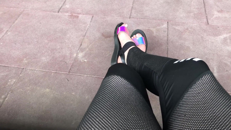 Goddess Misha Goldy: Mina nya glänsande sandaler och tår retas utomhus