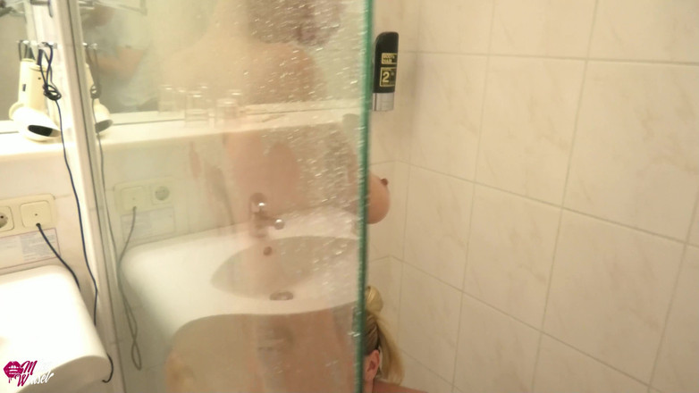 Miley Weasel: Сексуальна рабиня наодинці зі своєю коханкою!!