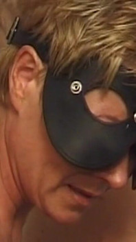 Reife blonde MILF mit verbundenen augen unterwirft sich einer harten analen dominanz