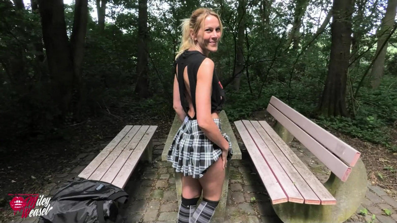 Miley Weasel: Gorąca blondynka suka zerżnięta na zewnątrz w samochodzie!!