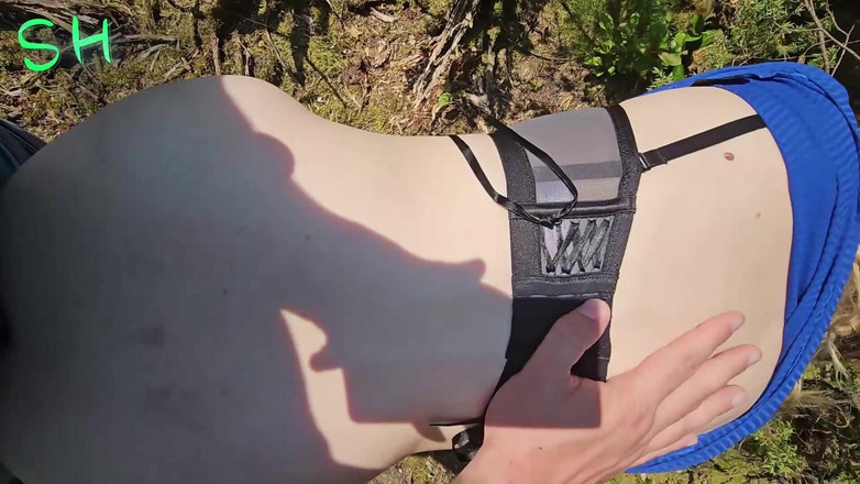 Stefan Hartmann: Loira puta rebocada e fodida na floresta!