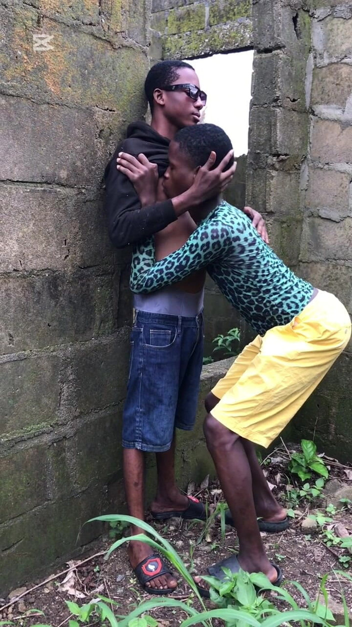 Jones_timz: Un mec bien monté baise sa petite fille