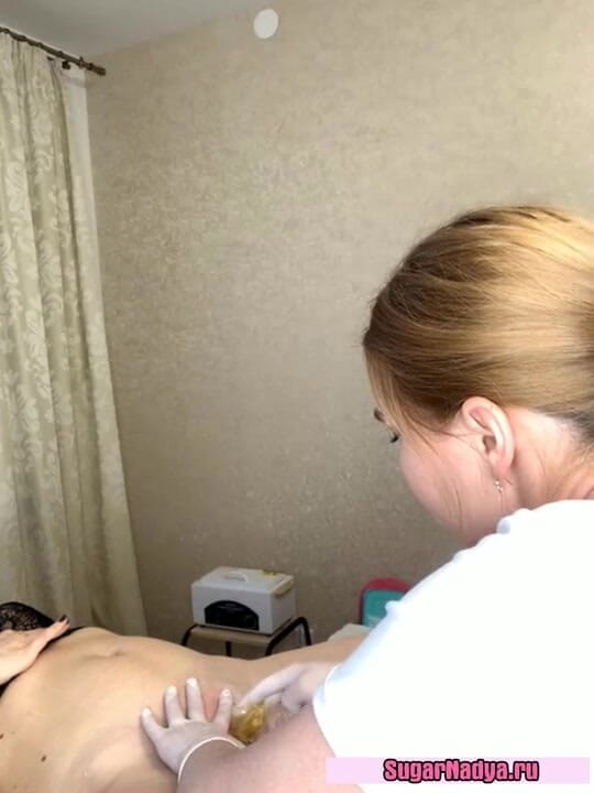 SugarNadya: Lekcja wideo na temat głębokiej depilacji bikini dla pięknej cipki