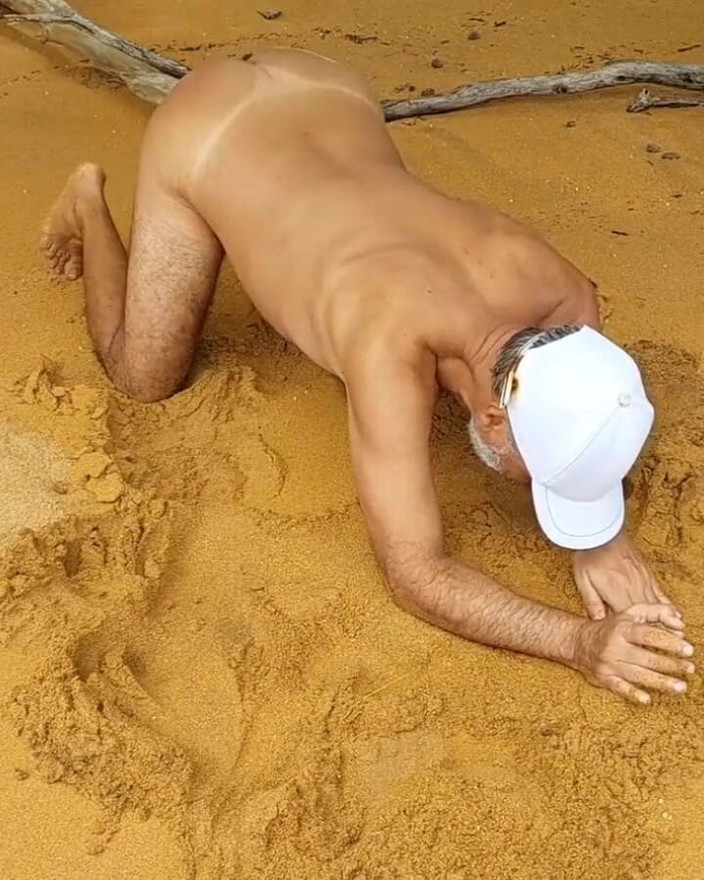 Ladysilvas: Ladysilva pamer tubuh bugil di pantai