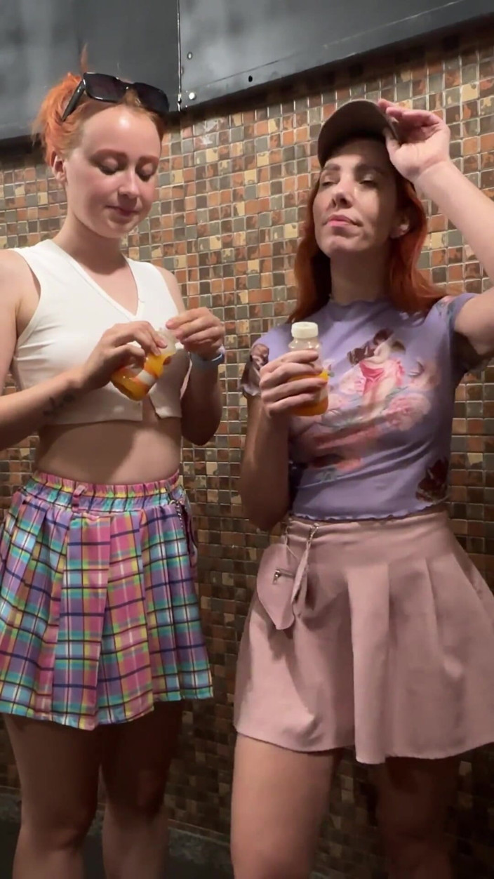 Sheryl X Sinclair: Compilation di pisciate lesbiche amatoriali all'aperto in città vecchia