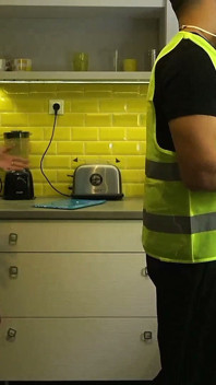 Hi-vis arbetare pund tatuerad blondin på hotellsängen