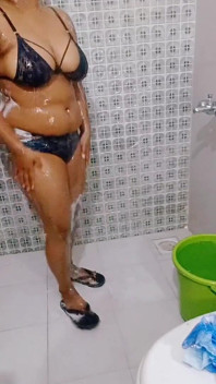 Bain, partie 2, le spectacle de mon bain de ma demi-sœur