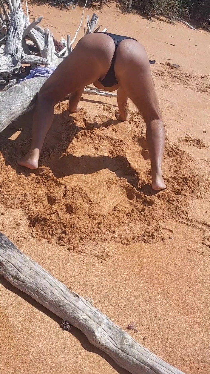Ladysilvas: Ladysilva na praia de calcinha curtindo sua bunda quente