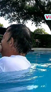 ¡La enfermera Vicki y el guapo Harry se divierten besándose en la piscina!