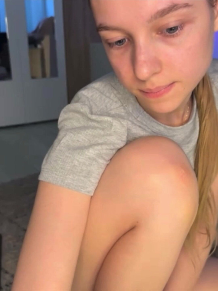 JuiceLussie: Playing with Her Pussy on Webcam