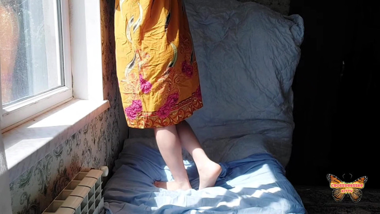 Kitty_Cross: Tante seksi rambut pirang dengan pantat bahenol lagi asik ngentot...