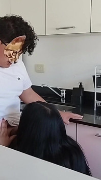 O mamă sexy matură mare și frumoasă seduce tineri, doar fani cu încetinitorul