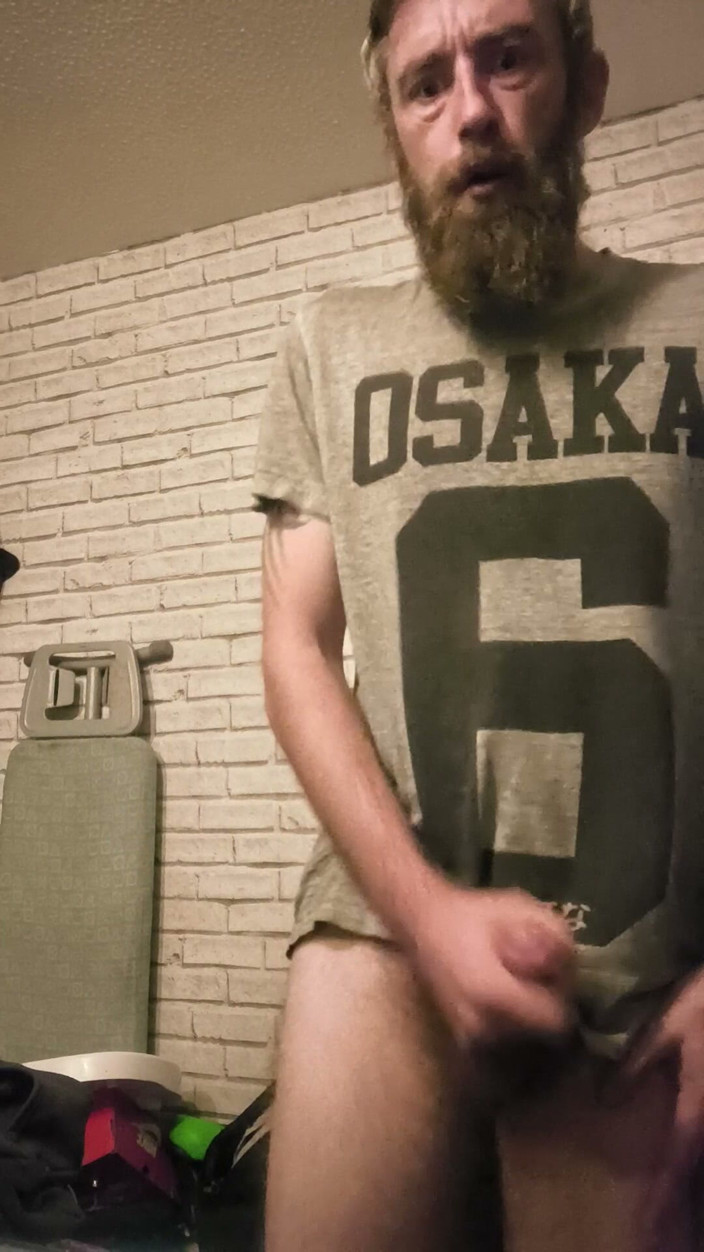 Smoking stoker: Un grande cazzo duro si masturba e fuma