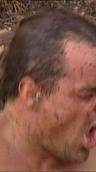 Una bionda arrapata fa sesso duro con il suo amico in Muddy Place