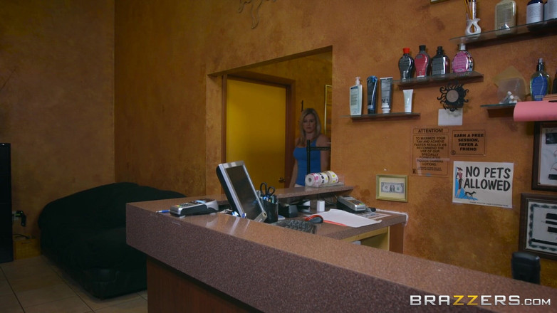 BRAZZERS: Brazzers - 晒黑的沙龙老板科里追逐下来满足饥渴的aubrey roses的性欲