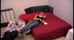 Femdom Austria: Léchage de pieds au bord de la table basse