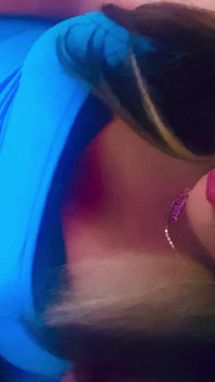 Krissy sweet si accarezza il suo cazzo
