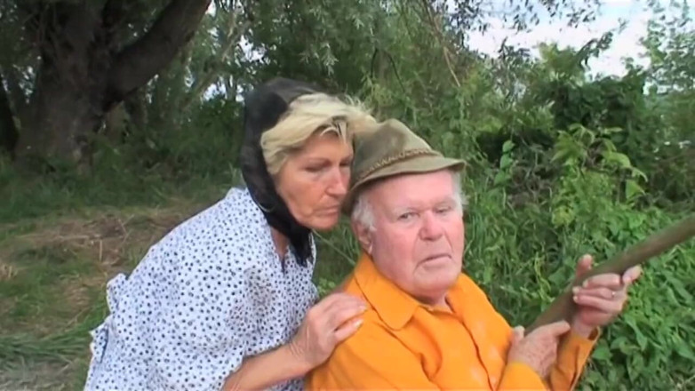 Old PIGS XXX: Böses blondes teen kommt beim anblick eines alten paares beim...