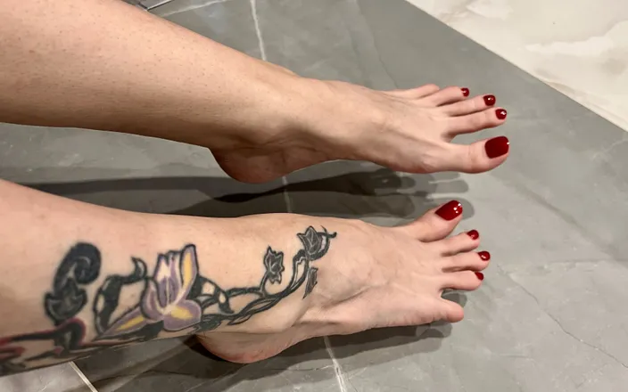 Julia domaina: Bare Feet with Long Toes, Soles and Toe Wiggling