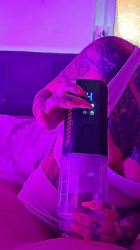Přítelkyně pomáhá releivnímu příteli pomocí masturbace ptáka