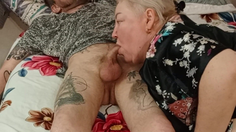 Zona901: Stiefmutter gibt blowjob und schluckt alle sperma