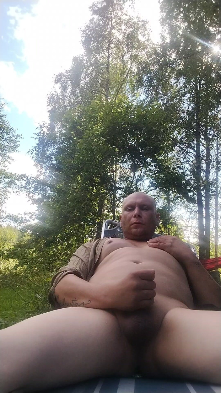 HornyLarry: Masturbare riscantă în aer liber.