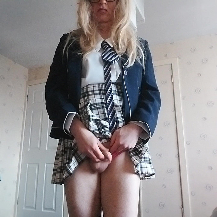 Cindy Belfast: Studentă dolled-up Sissy Minces și își arată clitorisul