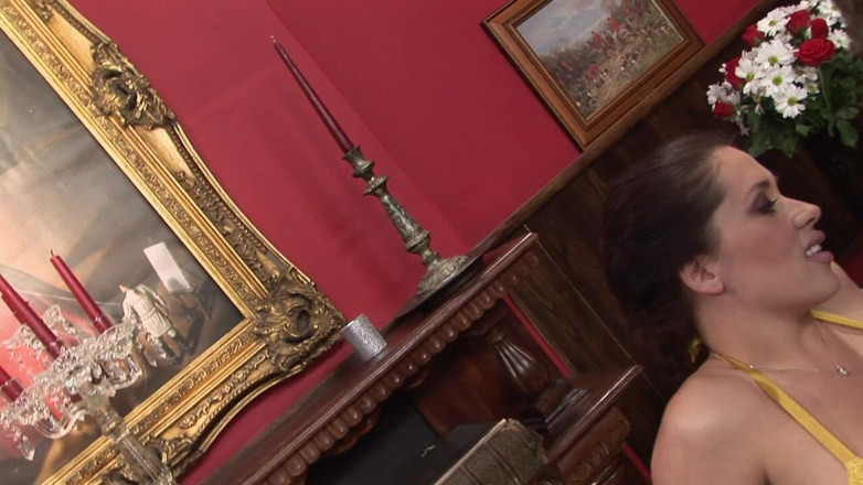 Cuckold House: De minnaar van brunette keek toe hoe ze werd geneukt...