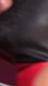 Eine sehr nahaufnahme einer tollen blowjob-action mit vielen spucken und riesigem oralem creampie