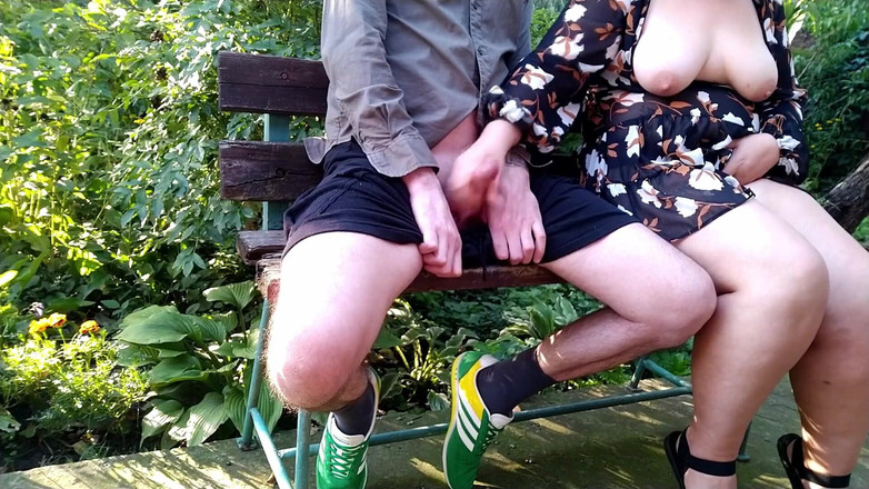 OurFetishLife: 曲線美の義母は公園で彼女の自然なおっぱいをチラ見せし、義理の息子をイカせました