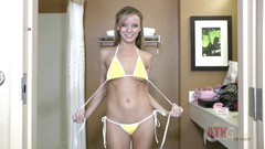 ATKIngdom: Pristine Edge pro vás pózuje na toaletě