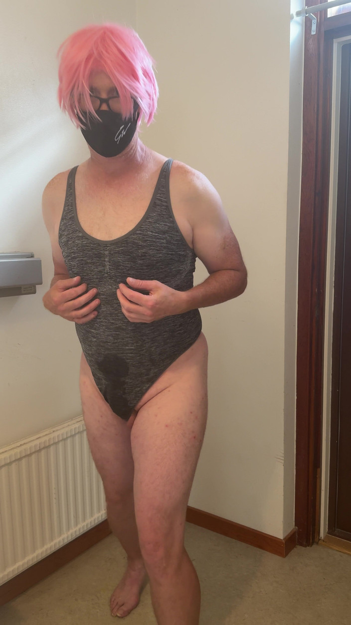 Julia Trans: 핑크 머리의 창녀가 자위하고 사정하고 젖어