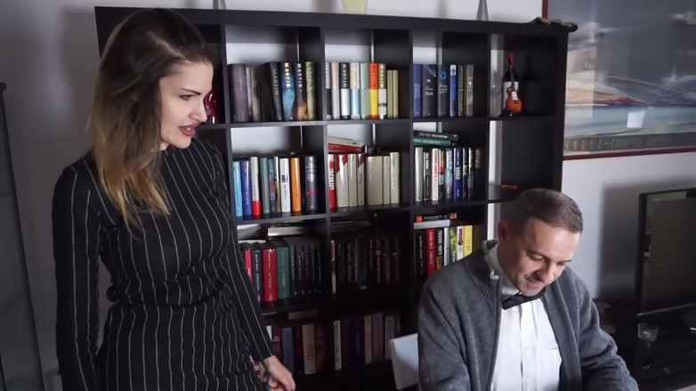 Lady Mesmeratrix Official: フェムドムひよこはオフィスで彼女の男性奴隷を罰します