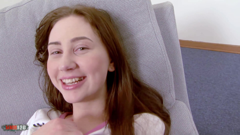 Porn-World: Lana, în vârstă de 18 ani, se joacă cu un vibrator și este...