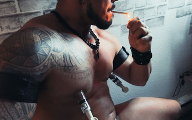 Reds and Muscles: Lelaki, rebut rokok dan pancut mani dengan saya!