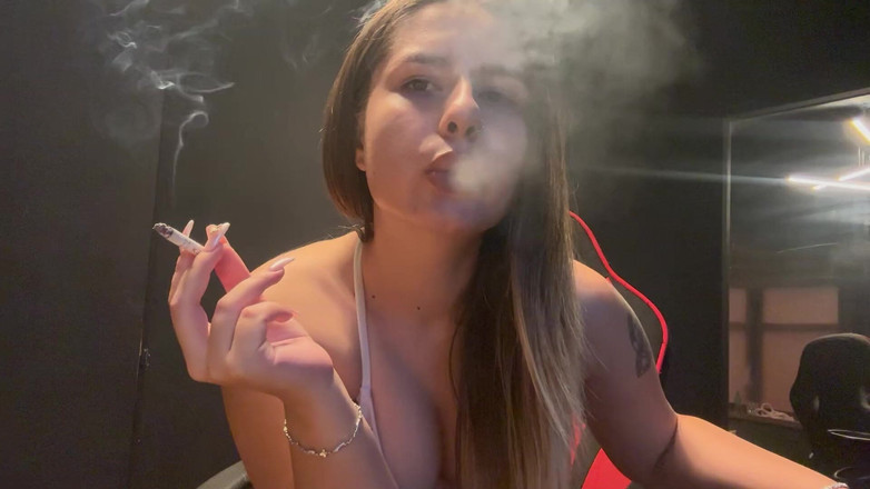 NipsAndStrips: Твоя ідеальна блондинка курить у бюстгальтері