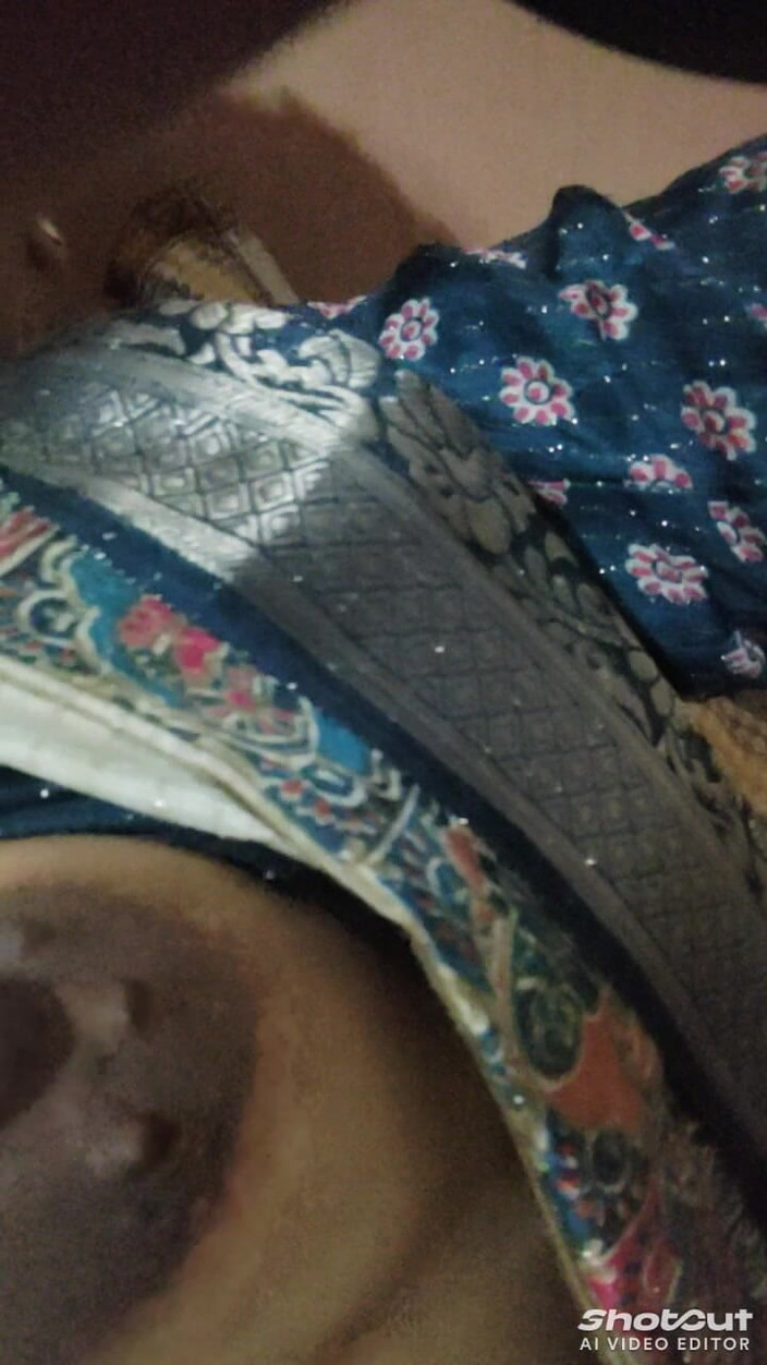 Dr_doom21: Le tette lattiginose di bhabhi ji, la figa indiana di...