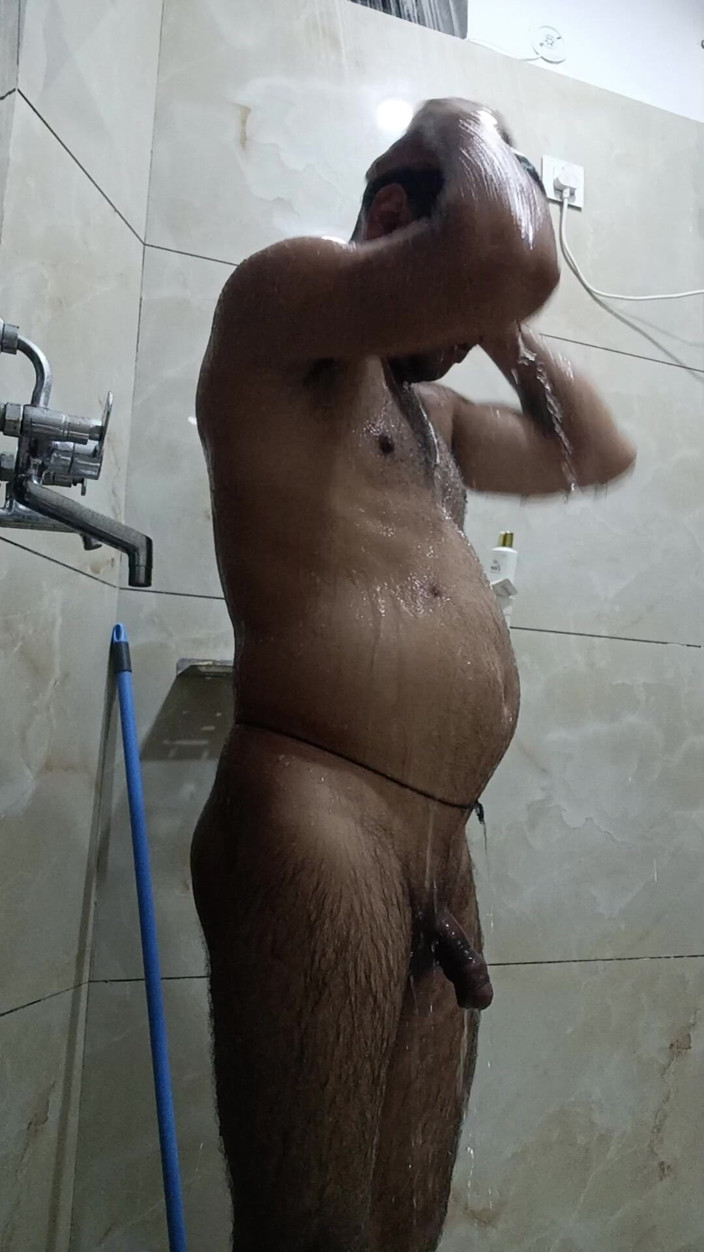 Rajasthani-old-lover: 샤워와 마스터비 쇼를 즐기는 핫한 남자