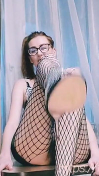 Nevlastní teta s brýlemi a síťovaných punčocháčů s tebou flirtuje a škádlí vás