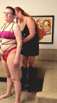 Shibari Rope Bondage amarrando-a para um trio