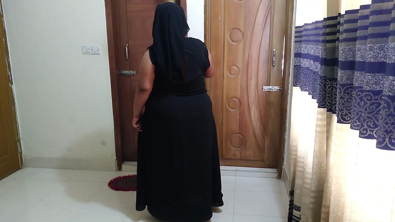 Aria Mia: Velký zadek a obrovská prsa saúdská služka ošukaná majitelem 18letým synem,...