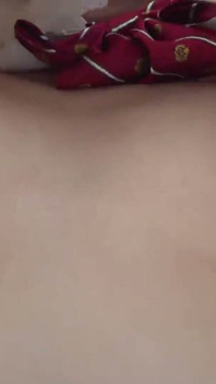 Ze heeft mijn zaklamp gevonden - zal mijn zwarte panty en slipje je hard maken? - Deel 2