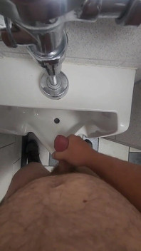 Muito nua em um banheiro