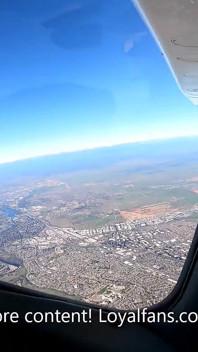 Pilot táta dostane kouření od spolupilota v letadle
