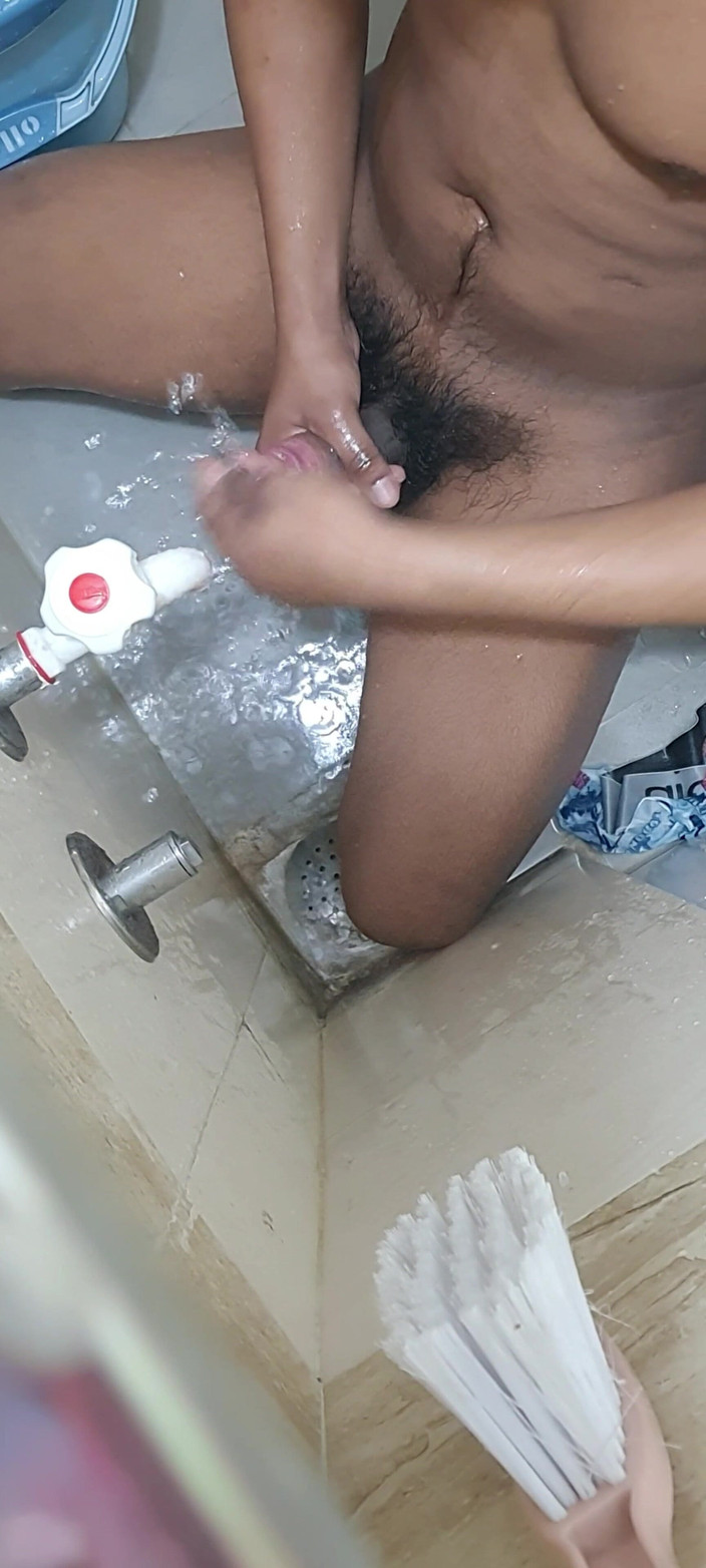 Ahir: Masturbare cu băiat sexy în timp ce face baie