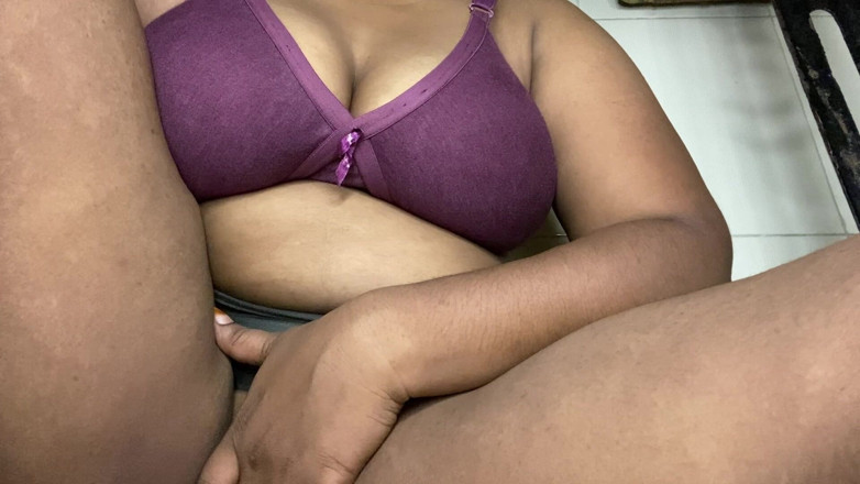 Angoori: Ragazza sexy molto carina che si sgrilletta la figa mms